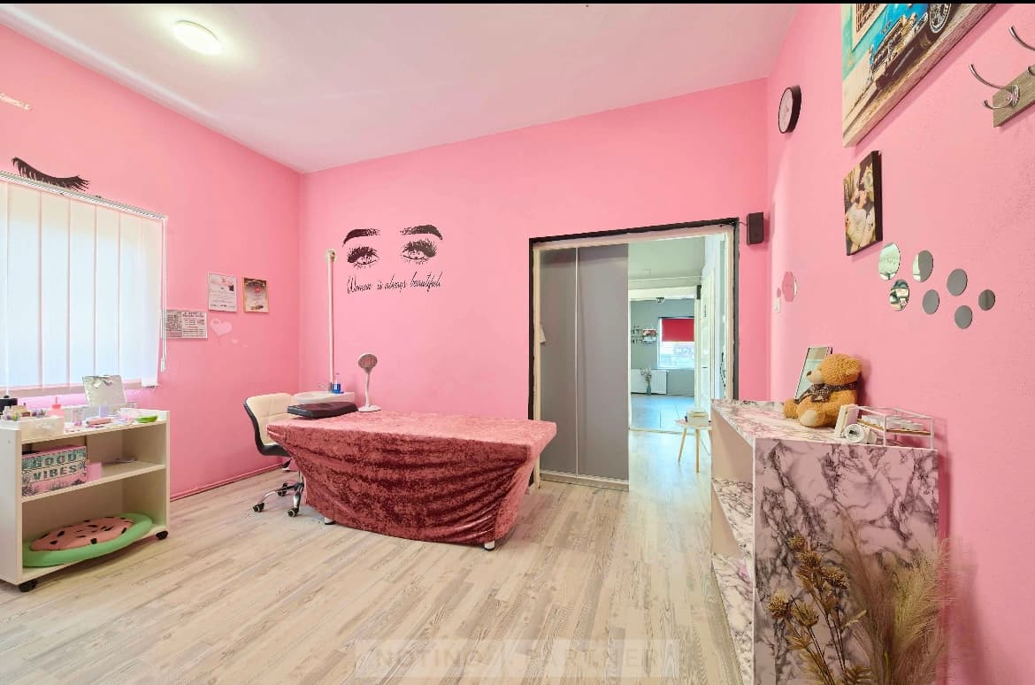 Cameră de tratament Beauty Zone, decor roz și modern