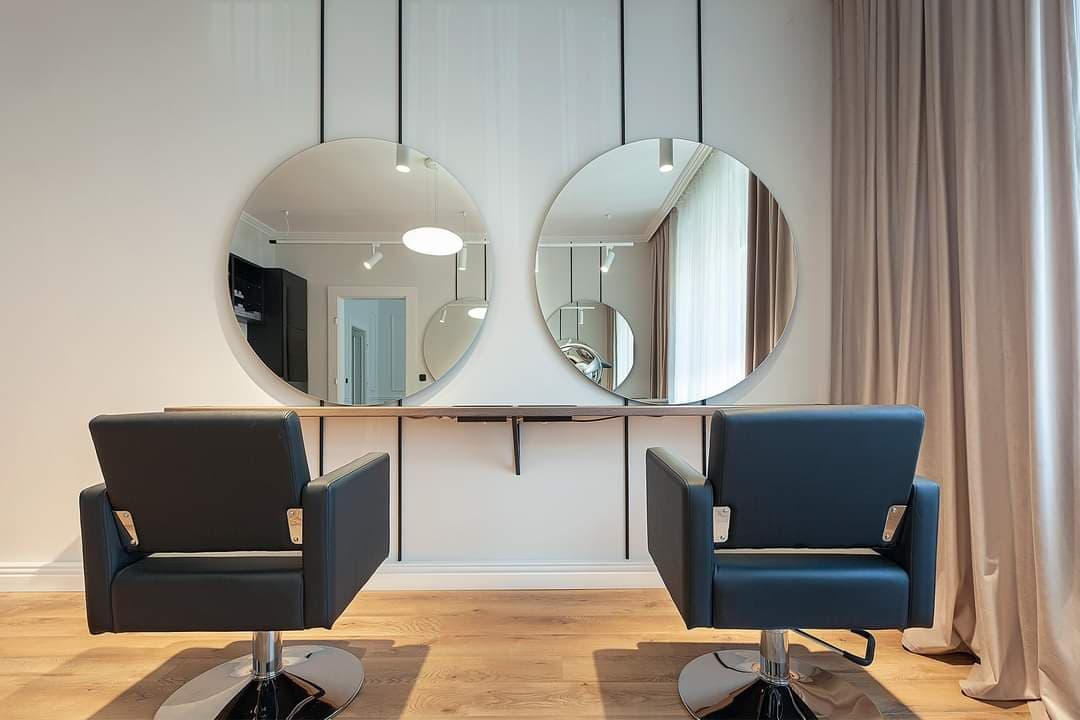 Interior salon Beauty Zone, scaune de coafură și oglinzi rotunde